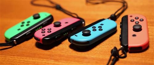 Consola Nintendo Switch con un par de Joy-Cons inalámbricos V3 en rojo y azul neón - Imagen de 7
