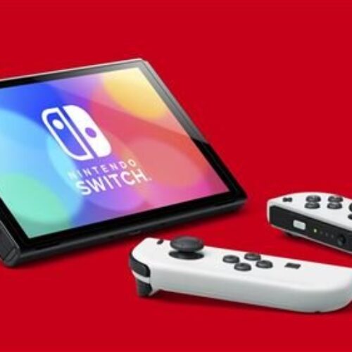 Nintendo Switch (modelo OLED) con base y mandos Joy-Con blancos
