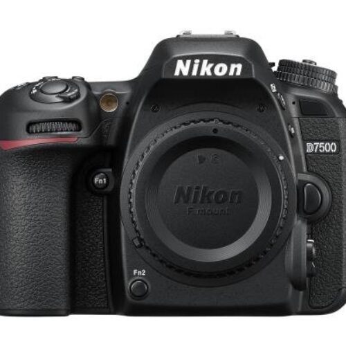 Cámara réflex Nikon D7500 negra desnuda